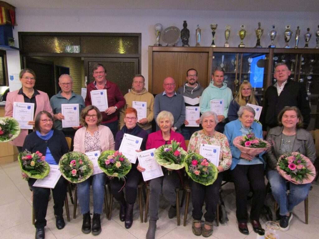 auf dem Bild: von li. stehend: Pamela Lösekann (25), Torsten Brundiers (stellvertretend für seinen Sohn Steffen (25), Jörn Osmers (60), Günther Weyen (40), Stephan Gucanin (2. Vorsitzende), Tobias-Julian Kapels (40), Peter Pappschek (40), Petra Krysmann (40), Christian Marke (1. Vorsitzende), von li. sitzend: Roswitha Thormählen (25), Birgit Lattmann (50), Margret Gote (25), Ute Johannes (40), Renate Röben (40), Erika Bomhof (40), Christiane Cordes (Amt für Kultur, Museen und Sport)