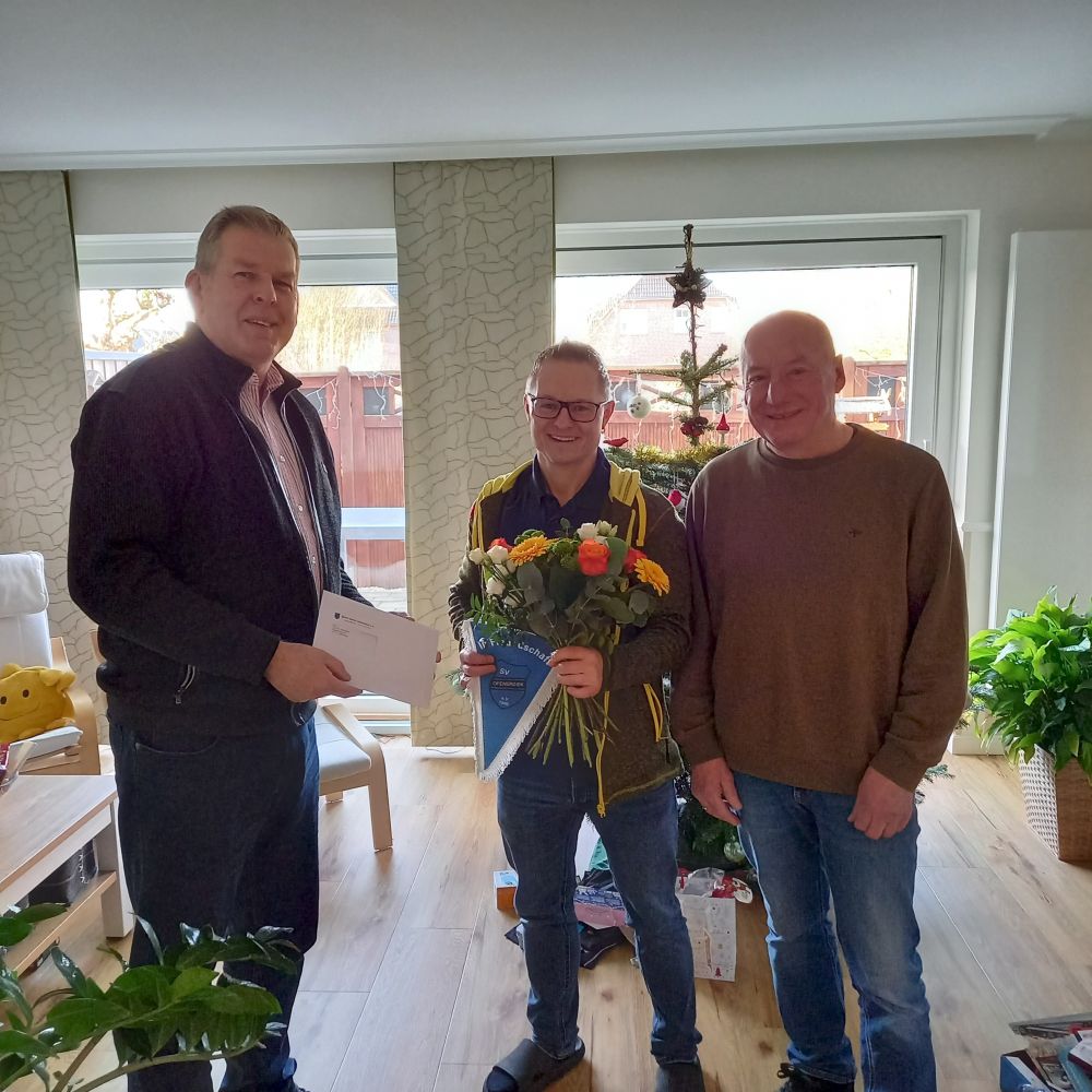 l. Christian Marke 1. Vorsitzende und Stephan Gucanin 2. Vorsitzende des SV Ofenerdiek re. bedanken sich bei Thomas Matishek für die großzügigen Spenden Bild: SV Ofenerdiek